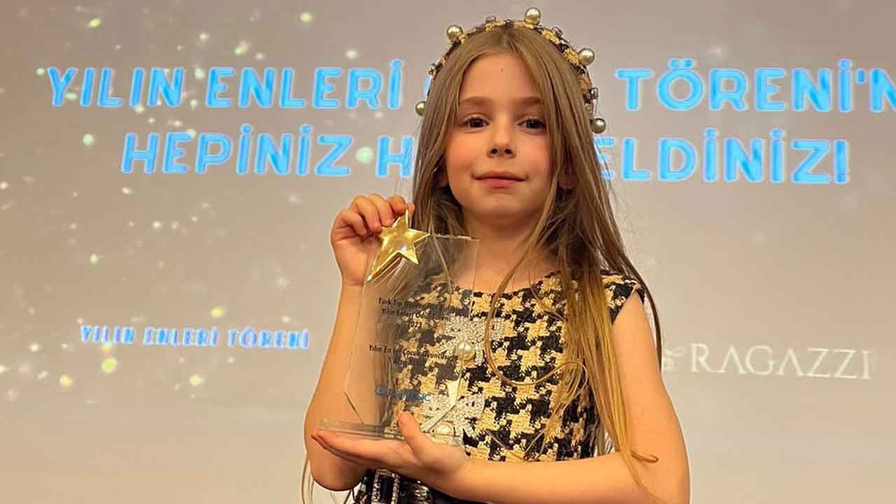 Azra Aksu “Yılın En İyi Çocuk Oyuncusu” ödülünü aldı