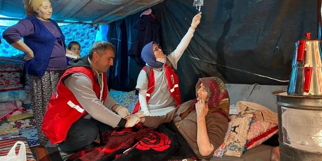 Kızılay ekipleri köy köy dolaşıp yaraları sarıyor
